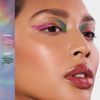 Eine Frau mit glänzenden Lippen und einem kräftigen grafischen Augen-Make-up in Pink, Grün und Blau, das mit dem Danessa Myricks Beauty Infinite Chrome Pencil kreiert wurde, in einer Nahaufnahme.