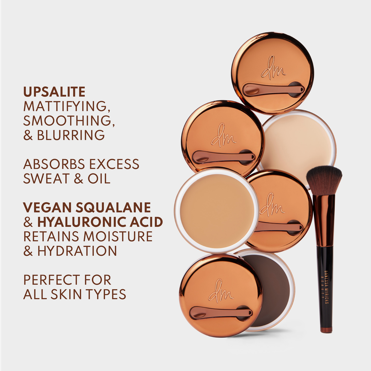 Mehrere aufeinander gestapelte Yummy Skin Blurring Balm Powder; daneben Vorteile des Produkts.