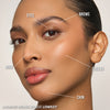 Nahaufnahme des Gesichts einer Frau mit Beschriftungen; Model trägt den Yummy Skin Blurring Balm Powder Lowlighter Lowkey.