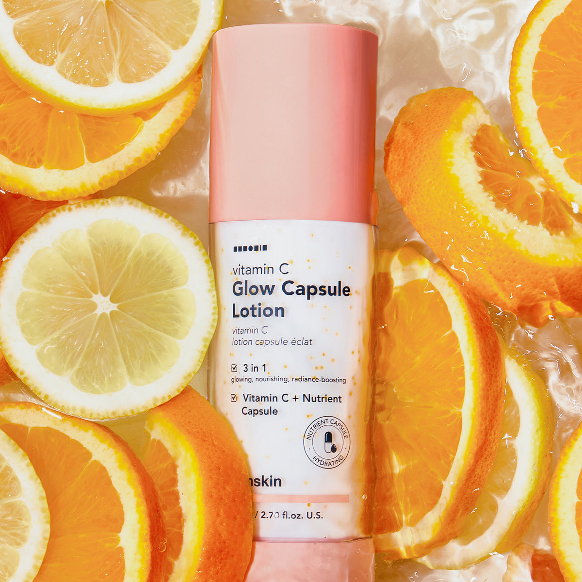 Eine Flasche Vitamin C Glow Capsule Lotion liegt im Wasser umgeben von frischen Orangenscheiben.