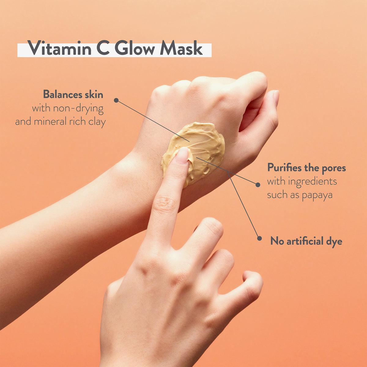 Eine Hand trägt die beige Vitamin C Glow Mask auf die andere auf; Text beschreibt porenreinigende, ausgleichende Wirkung ohne Farbstoffe.