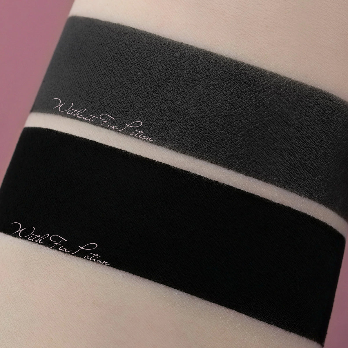 Zwei Farbmuster von Moonshadow Matte Pressed Eyeshadow auf der Haut: eines in Dunkelgrau mit der Aufschrift „Without Fix Potion“, eines in Schwarz mit der Aufschrift „With Fix Potion“.