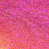Nahaufnahme der Textur des des Opal Moonstone Loose Multichrome Eyeshadow Cutie Pie; ein pink schimmerndes Pigment.