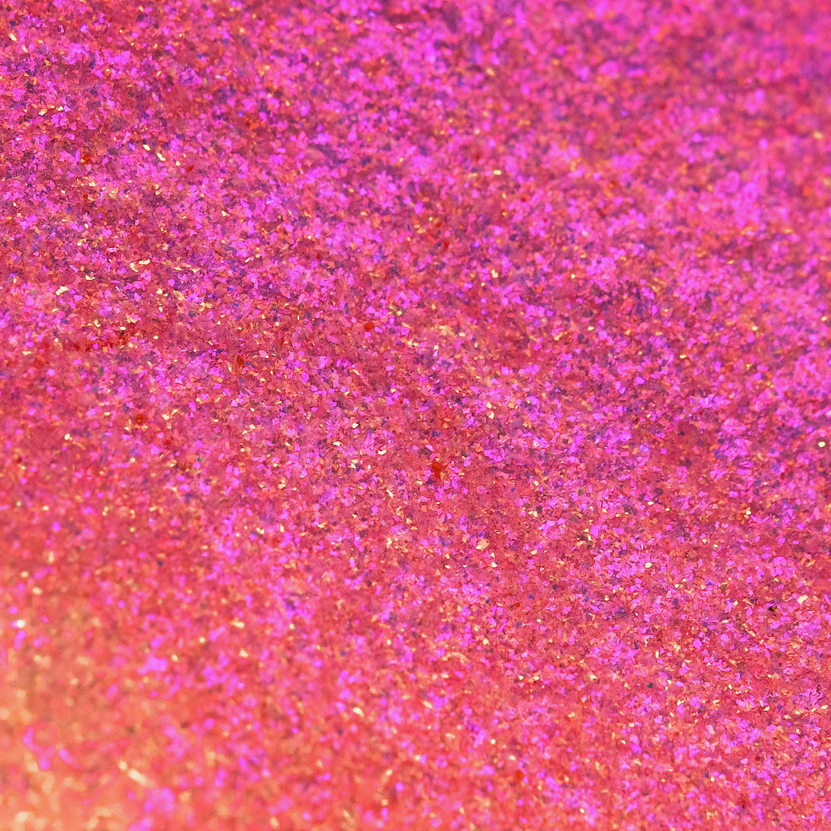 Nahaufnahme der Textur des des Opal Moonstone Loose Multichrome Eyeshadow Cutie Pie; ein pink schimmerndes Pigment.
