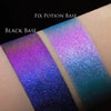 Zwei Muster des Opal Moonstone Loose Multichrome Eyeshadow Lazy Bones mit unterschiedlichen Grundierungen; eins mit der Black Base (Pink-Lila Schimmernd), ein mit der Fix Potion (Lila-Blau schimmernd).