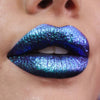 Nahaufnahme von Lippen, die mit dem Opal Moonstone Loose Multichrome Eyeshadow Moody Cow geschminkt wurden und einen blau-lilanen irisierenden Schimmer offenbaren.