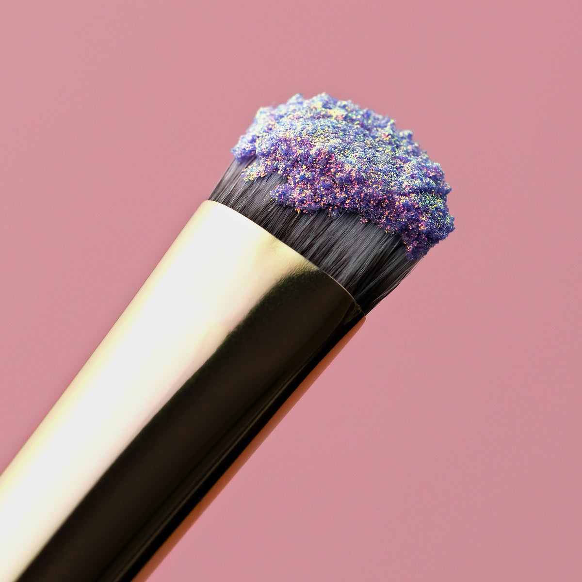 Nahaufnahme eines Pinsels mit Opal Moonstone Loose Multichrome Eyeshadow Happy Bunny in leuchtendem Lila-Opal.