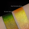 Zwei Muster des Opal Moonstone Loose Multichrome Eyeshadow Sassy Pants mit unterschiedlichen Grundierungen; eins mit der Black Base (Grün-Gelb schimmernd), ein mit der Fix Potion (Orange-Gelb schimmernd).