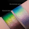 Zwei Muster des Opal Moonstone Loose Multichrome Eyeshadow Sleepy Head mit unterschiedlichen Grundierungen; eins mit der Black Base (Grün-Bronze schimmernd), ein mit der Fix Potion (Blau-Lila schimmernd).
