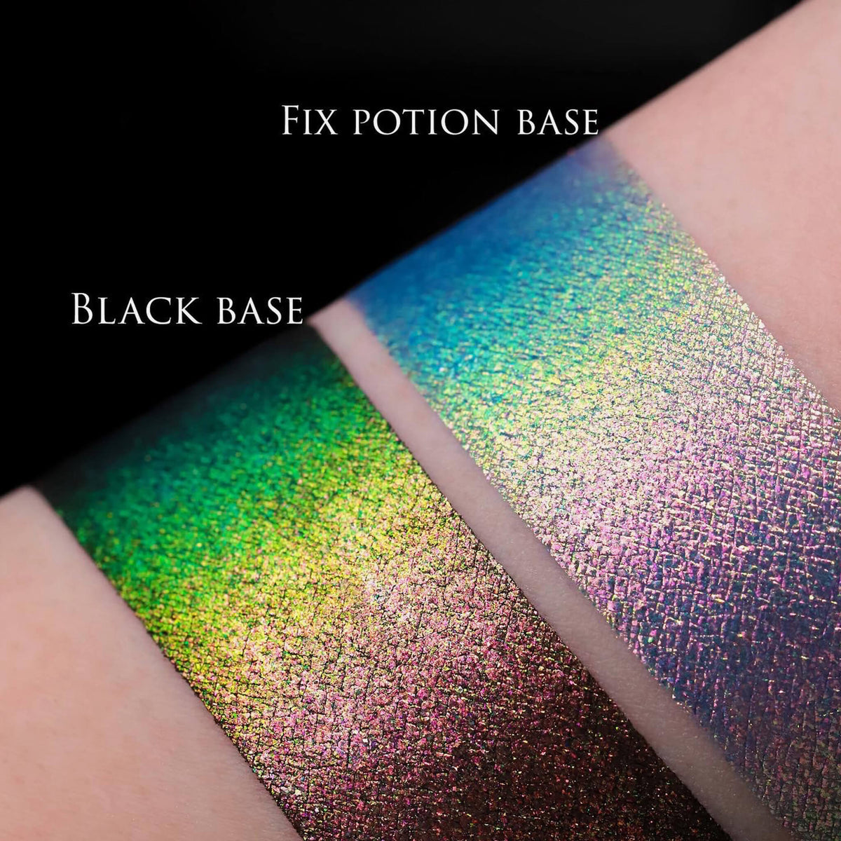 Zwei Muster des Opal Moonstone Loose Multichrome Eyeshadow Sleepy Head mit unterschiedlichen Grundierungen; eins mit der Black Base (Grün-Bronze schimmernd), ein mit der Fix Potion (Blau-Lila schimmernd).