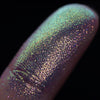 Nahaufnahme einer Fingerspitze, die in den Opal Multichrome Loose Eyeshadow Beauty Sleep getaucht wurde und grün und lila glitzert.