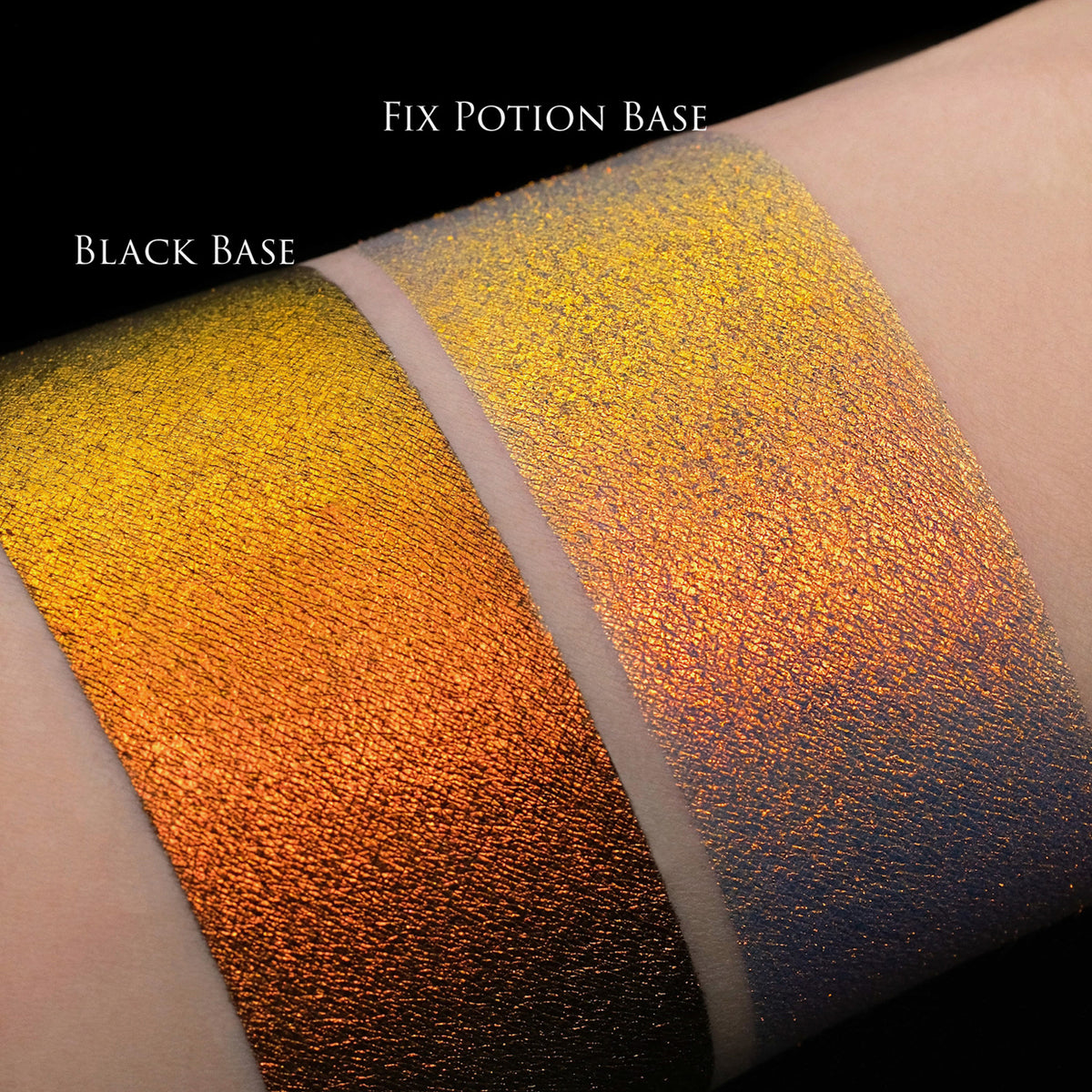 Zwei Muster des Opal Multichrome Loose Eyeshadow Candlelight mit unterschiedlichen Grundierungen; eins mit der Black Base (gold-gelb-orange), ein mit der Fix Potion (gelb-orange).
