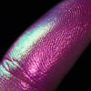Nahaufnahme einer Fingerspitze, die in den Opal Multichrome Loose Eyeshadow Romance getaucht wurde und pink glitzert.
