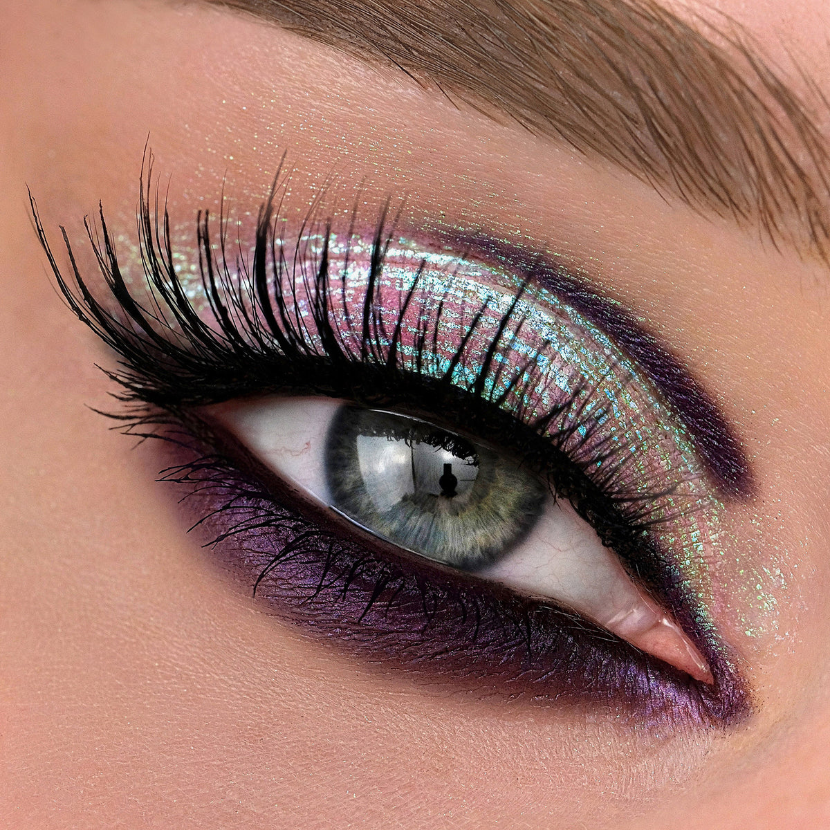 Nahaufnahme eines Auges mit dramatischem Eyeliner und grünlich-türkis schimmerndem Opal Shadow Potion Silky Gel Eyeshadow in Chill.