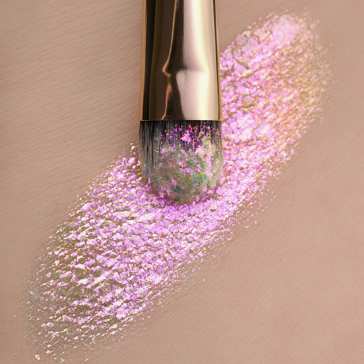 Der seidige Gel-Lidschatten Opal Shadow Potion verleiht glatter Haut schillernden rosa und goldenen Schimmer und sorgt für ein strahlendes Finish.
