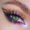 Nahaufnahme eines Auges mit dramatischem Eyeliner und blau-pink-lila schimmerndem Opal Shadow Potion Silky Gel Eyeshadow in Pillow Fight.