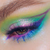 Nahaufnahme eines Auges mit dramatischem Eyeliner und pink schimmerndem Opal Shadow Potion Silky Gel Eyeshadow in Rockabye Baby.