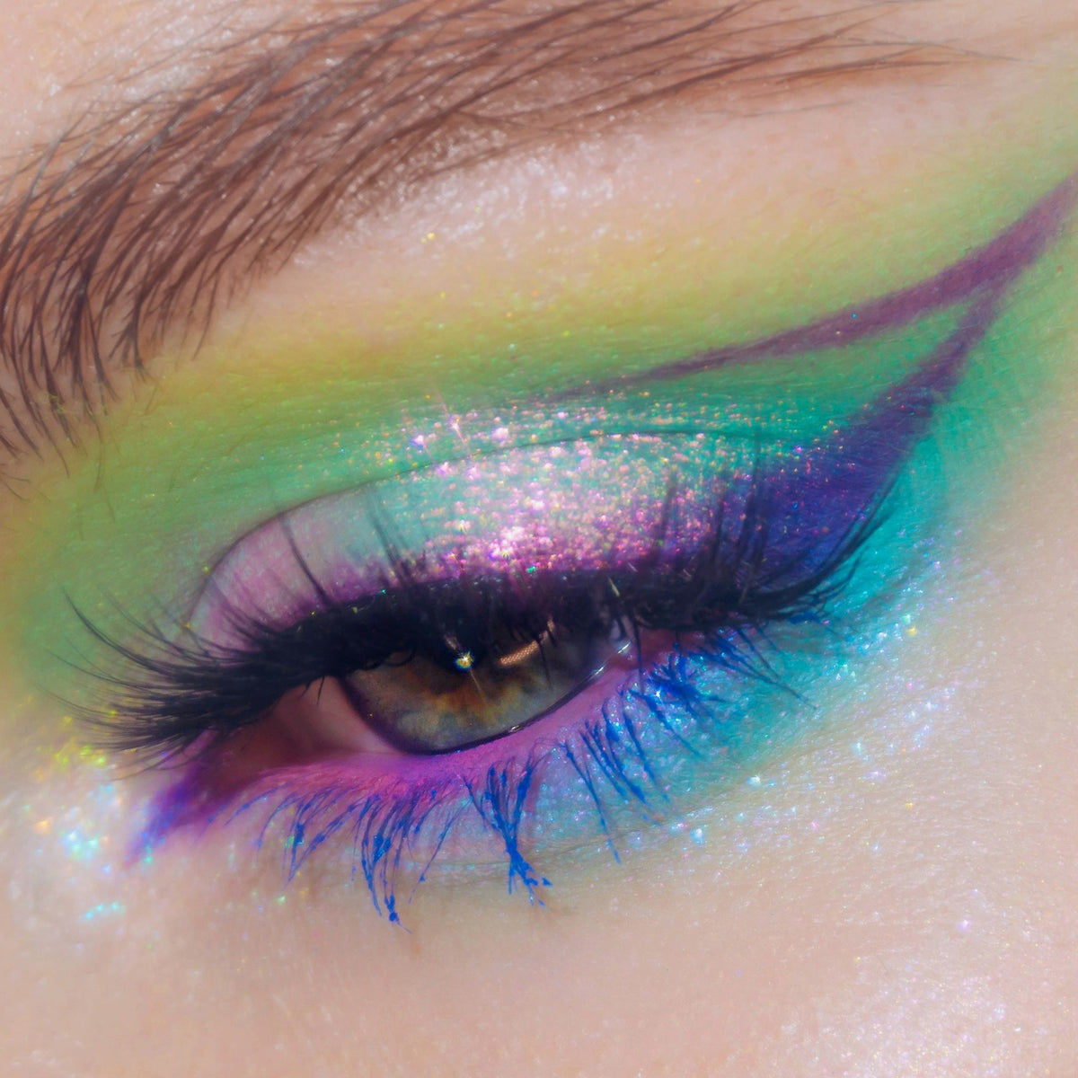 Nahaufnahme eines Auges mit dramatischem Eyeliner und pink schimmerndem Opal Shadow Potion Silky Gel Eyeshadow in Rockabye Baby.