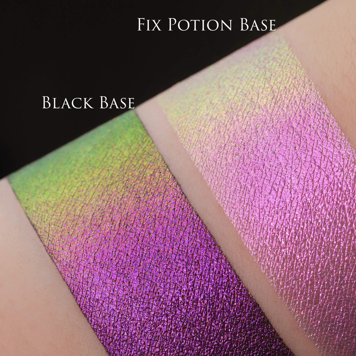 Zwei schimmernde Muster des Pastel Duochromes Loose Eyeshadow Dolly mit unterschiedlichen Grundierungen; eins mit der Black Base (grün-lila), eins mit der Fix Potion (rosa).