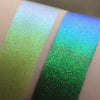 Zwei schimmernde Muster des Pastel Duochromes Loose Eyeshadow Pom Pom mit unterschiedlichen Grundierungen; eins mit der Black Base (grün-blau), eins mit der Fix Potion (hellgrün).