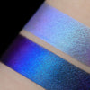 Zwei schimmernde Muster des Pastel Duochromes Loose Eyeshadow Ribbon mit unterschiedlichen Grundierungen; eins mit der Black Base (lila-blau), eins mit der Fix Potion (hellviolett).