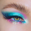 Nahaufnahme eines Auges mit dramatischem Eyeliner und türkis schimmerndem Pastel Duochromes Loose Eyeshadow in Tutu.