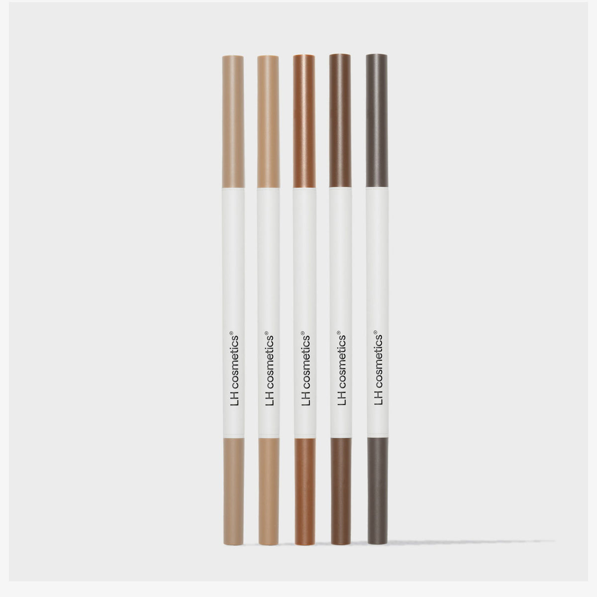 Fünf LH Cosmetics Infinity Brow Pens in verschiedenen Brauntönen stehen aufrecht vor einem hellen Hintergrund.