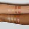 Auf zwei Armen sind jeweils vier schimmernde Farbmuster von LH Cosmetics Shaping Light in den Farben Cool Glow, Warm Glow, Desert Glow und Rose Glow zu sehen.