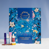 Der Lumene NORDIC BEAUTY CALENDER 2026 besticht durch ein blumiges, blaues Design mit fünf Hautpflegeprodukten auf einer verschneiten Oberfläche.