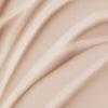 Nahaufnahme der beigen Creme-Textur des NORDIC-C [VALO] Glow Moisturizer von Lumene.