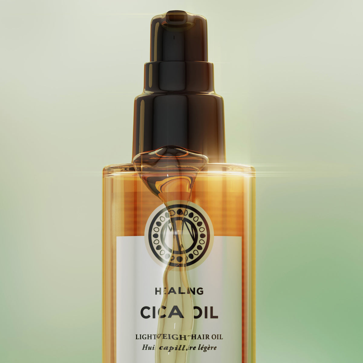 Nahaufnahme der Maria Nila Healing Cica Oil Flasche mit Pumpspender, aus dem goldenes, leichtes Haaröl fließt, vor grünem Hintergrund.
