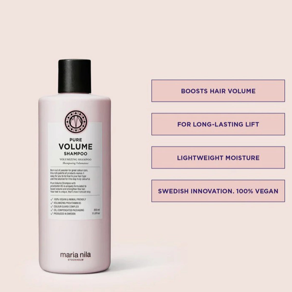 Rosa Flasche Pure Volume Shampoo mit schwarzem Deckel aus der Pure Volume Beauty Bag 2025, neben Produktvorteilen auf blassrosa Hintergrund.