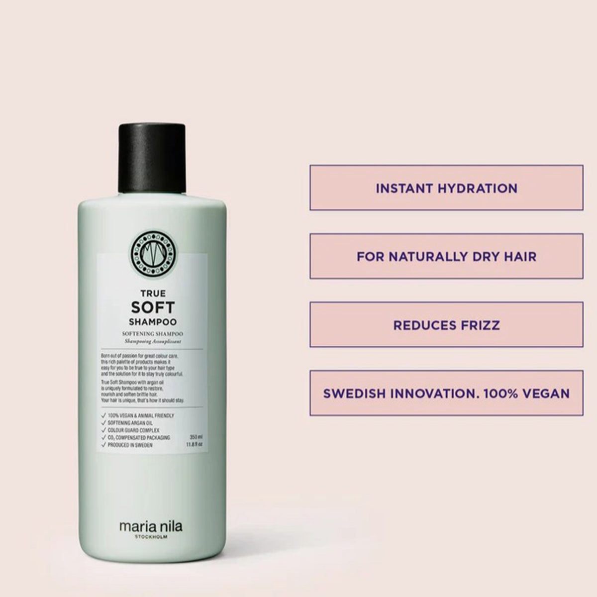 Grüne Flasche True Soft Shampoo mit schwarzem Deckel aus der True Soft Beauty Bag 2025, neben Produktvorteilen auf blassrosa Hintergrund.