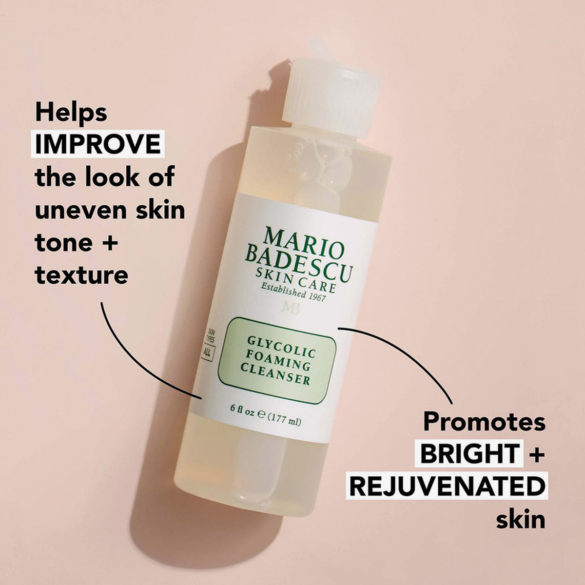 Mario Badescu Glycolic Foaming Cleanser auf rosa Hintergrund; unterstützt ebenmäßigen Teint und sorgt für strahlende, erneuerte Haut.
