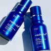 Zwei blaue Flaschen von medicube One Day Exosome Shot Pore Ampoule 7500 sind auf weißem Hintergrund abgebildet.
