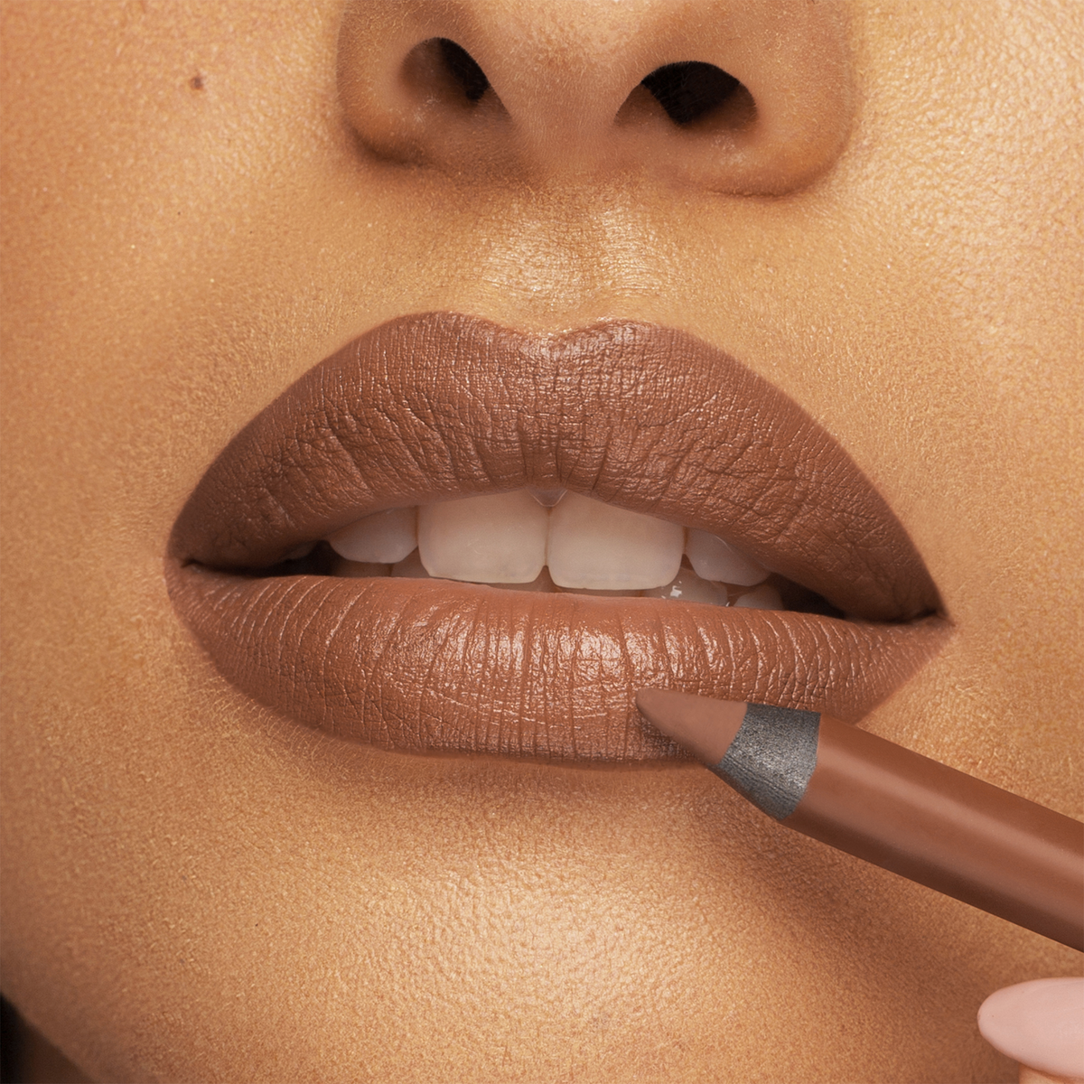 Eine Nahaufnahme von glatten, gebräunten Lippen, die mit dem braunen Lipliner aus dem CULT CREAMY LIP KIT von Mesauda Beauty umrandet werden.