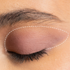 Ein geschlossenes Auge mit braunem Lidschatten von Mesauda Milano Drawmatic Shadow, umrandet von einer gestrichelten weißen Linie oberhalb des Augenlids und unterhalb der Augenbraue.