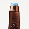 Nahaufnahme des hellblauen Pumpspenders des NABLA Cosmetics Angel Aura Bronze vor weißem Hintergrund.