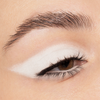 Nahaufnahme eines geschlossenen Auges mit kräftigem weißen Lidschatten und schwarzem Eyeliner, kreiert mit NABLA Cosmetics Cupids Arrow Longwear Stylo.