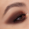 Nahaufnahme eines Auges mit braunem Smokey Eyeshadow, schwarzem Liner und langen Wimpern, kreiert mit NABLA Cosmetics Cupids Arrow Longwear Stylo.
