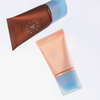 Die beiden Tuben Angel Aura Bronze und Bright aus dem NABLA Cosmetics Sun-Kissed Glow Set schweben vor weißem Hintergrund.