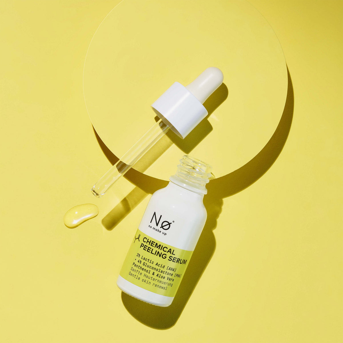 Eine Pipette und eine offene Serumflasche mit der Aufschrift tøday Chemical Peeling Serum von Nø Cosmetics stehen vor einem leuchtend gelben Hintergrund.