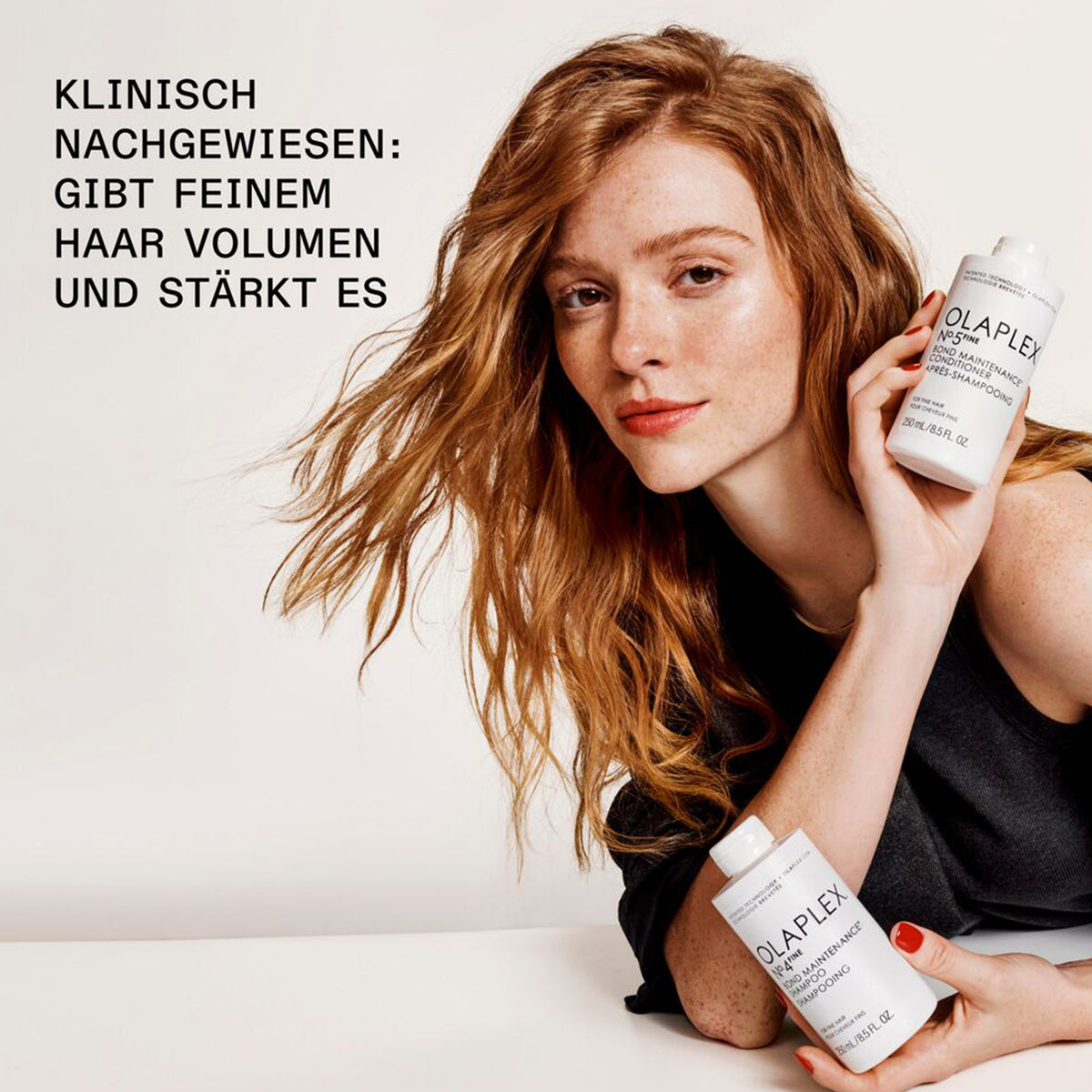 Frau mit wehenden roten Haaren hält N°5 FINE Bond Maintenance Conditioner & Shampoo; daneben Produktinfos.