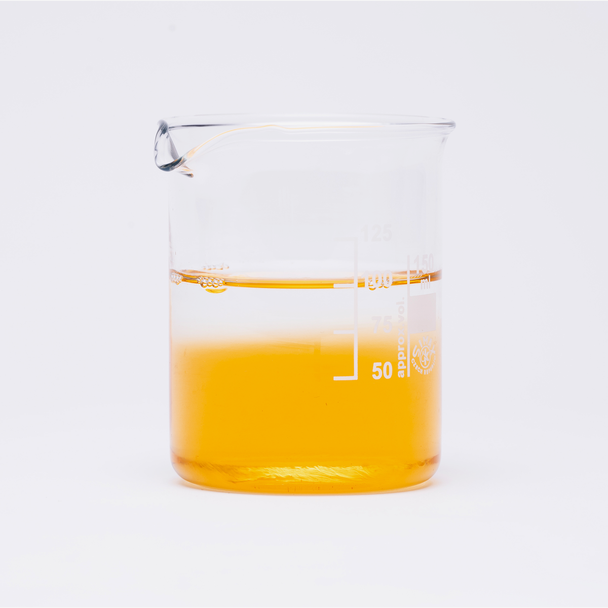 Ein Glasbecher, gefüllt mit orangefarbenem Bio-Silacumin von Scandinavian Biolabs, steht auf einem weißen Hintergrund.