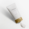 Eine Tube SKIN1004 Madagascar Centella Cream mit ausgedrückter Creme auf einer weißen Fläche.