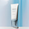 Eine weiße Tube Madagascar Centella Hyalu-Cica Water-Fit Sun Serum steht aufrecht vor einem blau-weißen Hintergrund.