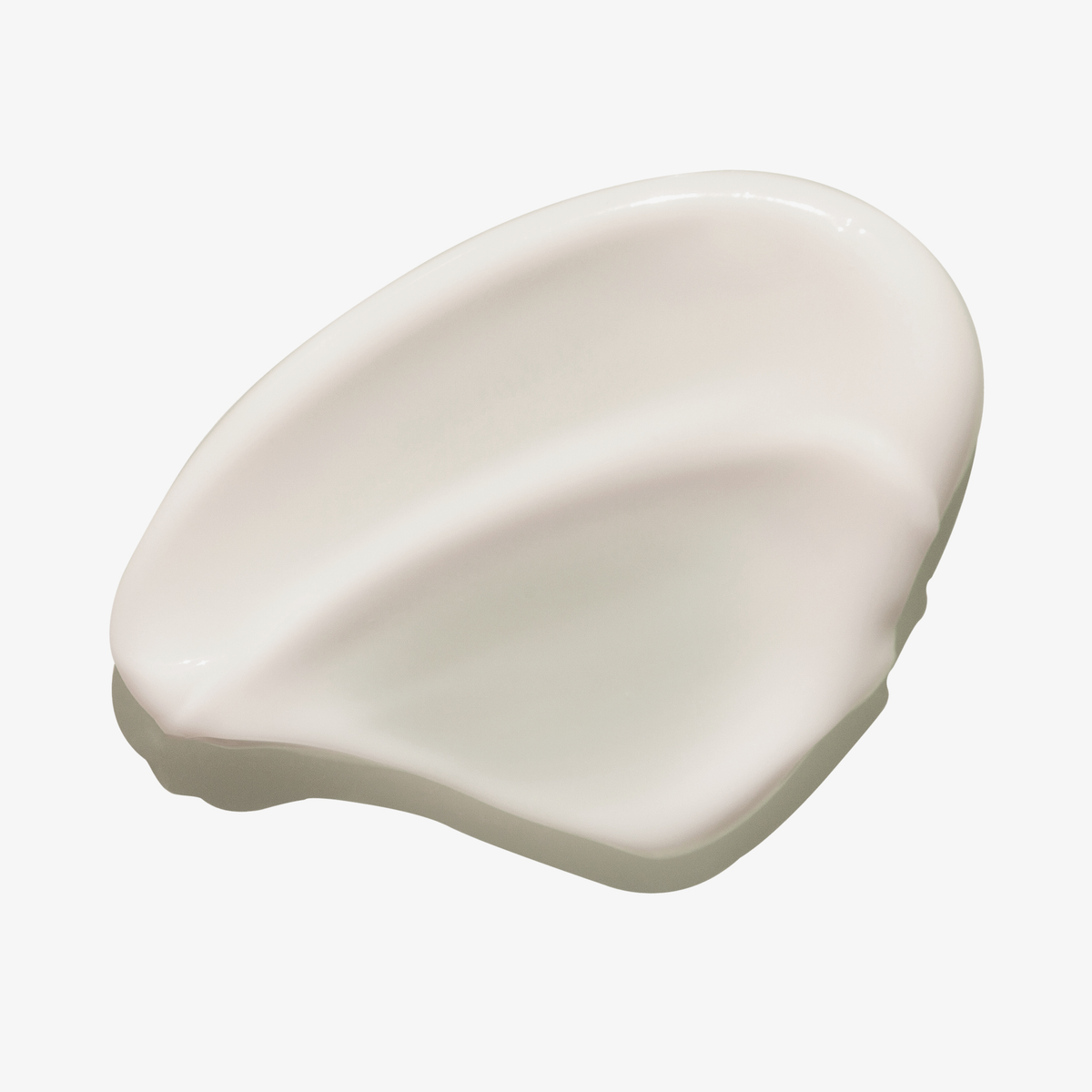 Ein Klecks SKIN1004 Madagascar Centella Probio-Cica Bakuchiol Eye Cream mit seiner cremig-weißen Formel auf weißem Hintergrund.