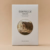 Madagascar Centella Watergel Sheet Ampoule Mask in einer weißen Box mit einem Bild einer felsigen Landschaft auf der Vorderseite vor einem beigen Hintergrund.