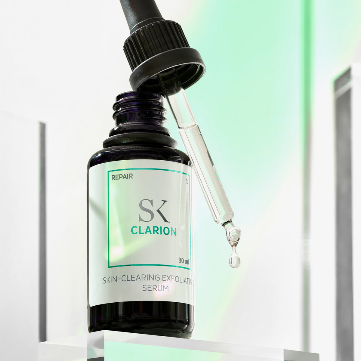 Eine Pipette gibt Serum aus einer Flasche mit der Aufschrift „Clarion Skin-Clearing Exfoliating Serum, Repair, 30 ml“ ab.