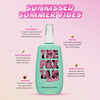 Rund um die Flasche des Rapid Tanning Mist sind die Inhaltsstoffbeschreibungen auf einem rosa Hintergrund mit Farbverlauf zu sehen.